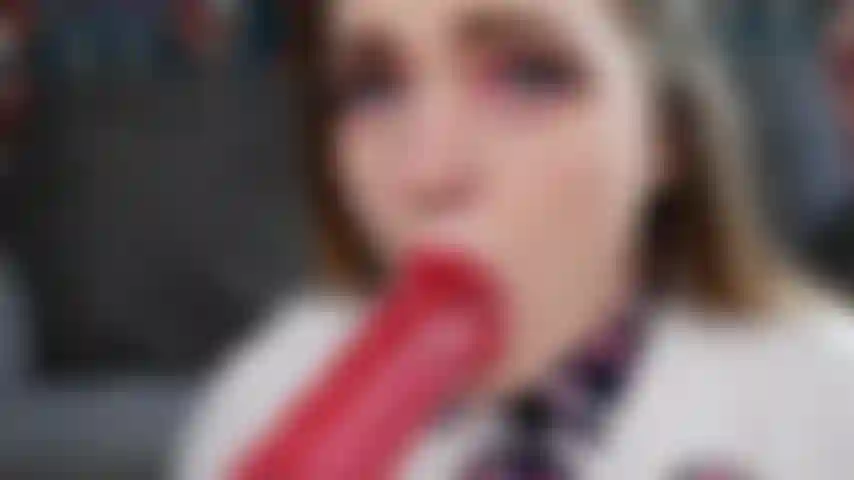 College disordinato - adoro mettere alla prova il mio riflesso del vomito. Specialmente davanti a un pubblico. Usando la mia selezione preferita di giocattoli, il mio buco più profondo riceve un servizio completo - macchina del sesso e vibratore manuale. Il mio trucco rimane a malapena intatto a lungo. Il rossetto rosso spalmato ovunque e le ciglia che cadono. Per finire, martellando la mia figa a tutta velocità.