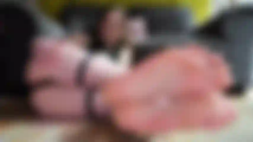 Seduzione sottomessa con i piedi - pvc e piedi. Ciao mio piccolo giocattolo volubile. Preparati ad essere usato. 10 Ditini nudi davanti alla tua faccia. Questo gioco non si ferma finché il tuo pre-seme non è su tutti i miei piedi.