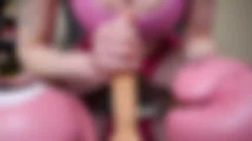 Sessione di squirt in palestra - questa sessione di squirt in palestra mi fa battere il cuore forte e il clitoride pulsare. La sensazione del cuoio sulla mia pelle mi regala una sensazione che non mi aspettavo! La mia figa umida e bagnata fradicia. Vengo cosìììì forte!