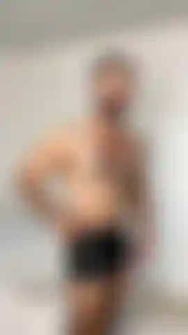 Un po' di me... Il tuo cattivo uomo muscoloso e peloso con pantaloncini di pelle per te!