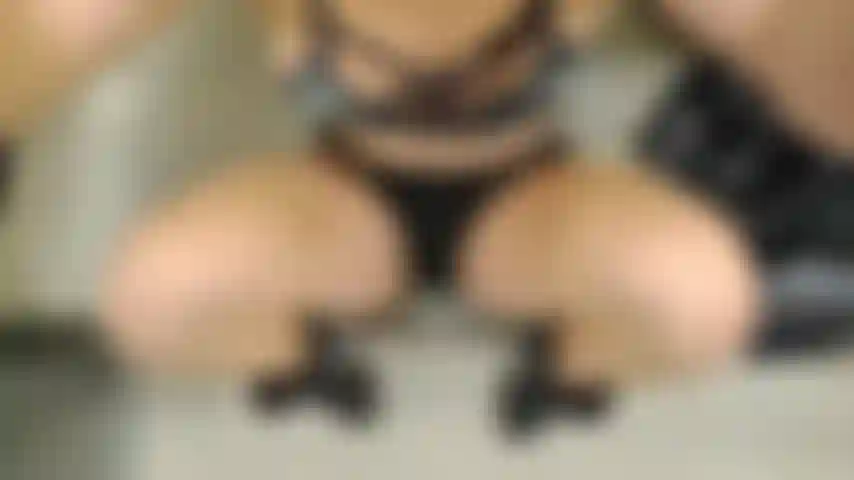 Sbircio velocemente nel bagno della palestra dopo un allenamento eccitante.