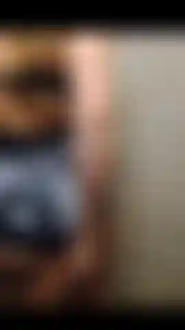 Mi masturbo nella doccia della palestra finché non sborro.