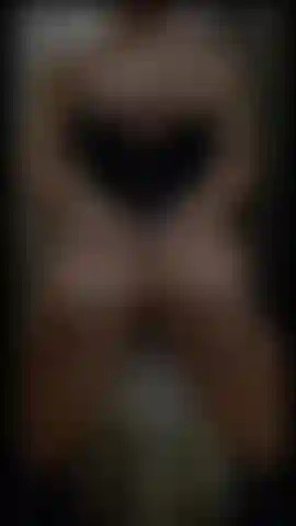 Allenarmi con abiti attillati mi fa davvero arrapare, a volte non vedo l'ora di tornare a casa per dare un po' d'amore al mio cazzo.