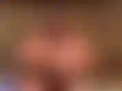 Cum aiutami a ungermi così posso lavorare sulla mia abbronzatura dappertutto sul mio ponte sul retro! Non perdere di coprire il mio corpo con l'olio, non vorremmo un'abbronzatura irregolare ora, vero???