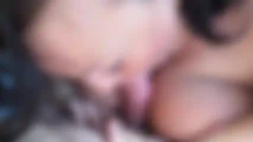 Sto succhiando il cazzo dell'amico di mio marito. Si è fermato e ho notato il rigonfiamento nei suoi pantaloni. Non ho resistito!