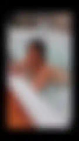 Masturbazione nella vasca idromassaggio.