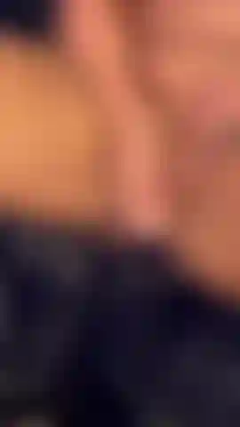 Gioco con un nuovo giocattolo.