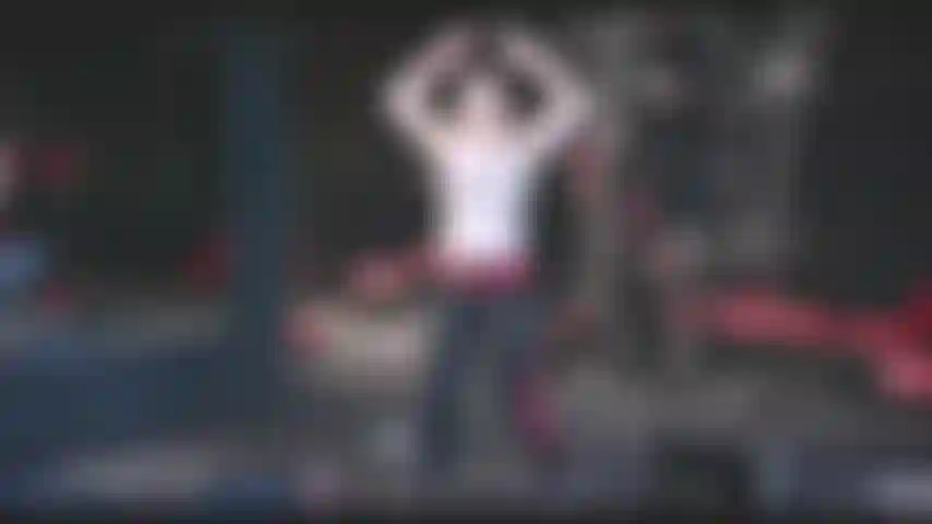 Saltatrice nuda in palestra4k.