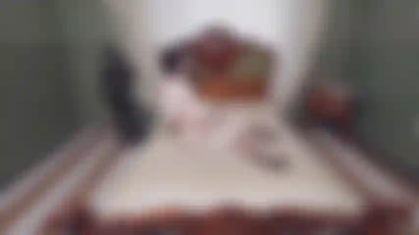 Mi masturbo con i pantaloni di raso.