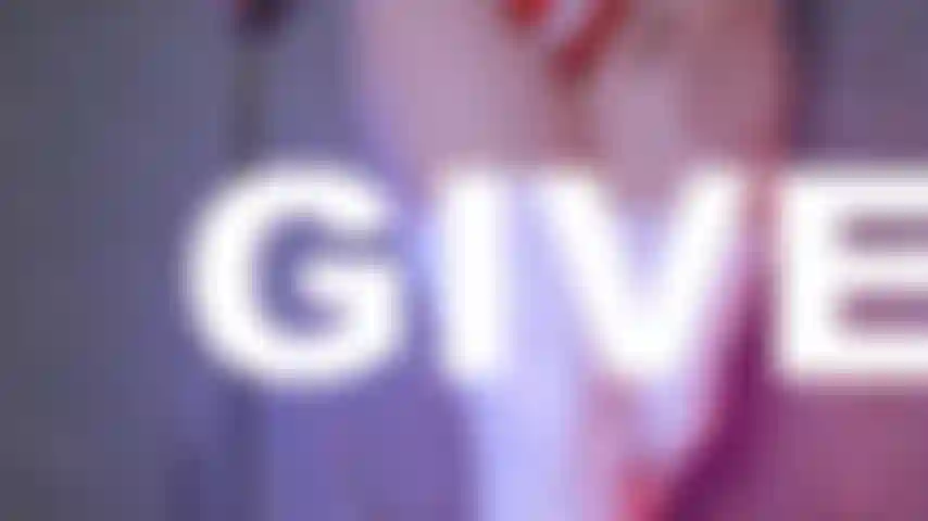 In dipendenza dal bordo e in topless.