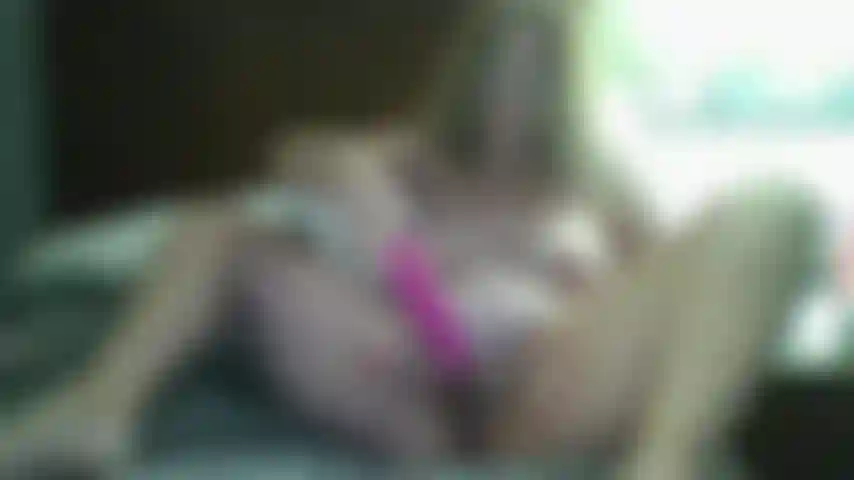 Anale con giocattolo e dito nel culo.