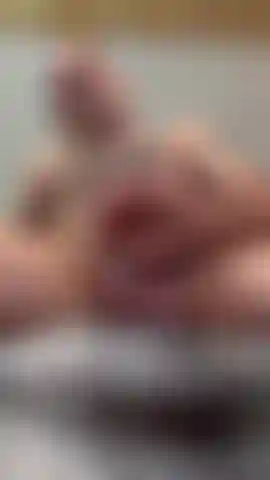 Stai in ginocchio con la bocca spalancata.