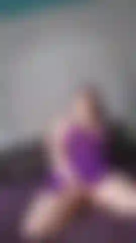 Mi strofino la figa mentre vengo più e più volte e poi la assaggio.