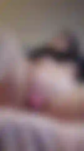 Hehe sblocca per vedermi giocare con le mie tette, ma anche contorcermi e gemere finché non vengo più e più volte sotto il mio nuovo succhia-clitoride. 😜.