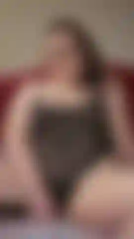 Sblocca per vedermi essere una piccola troia cattiva mentre stuzzico e porto al limite il mio clitoride disperatamente bagnato con le dita e poi con il mio potente wand.