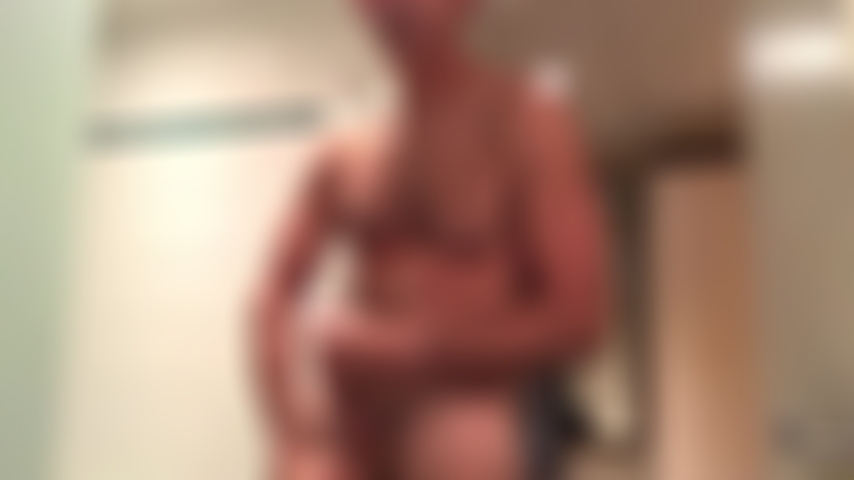 Eccitato nel bagno dell'hotel.