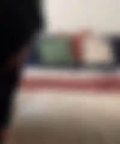 Culo vestito e stuzzica le tette in pantaloncini da bottino.