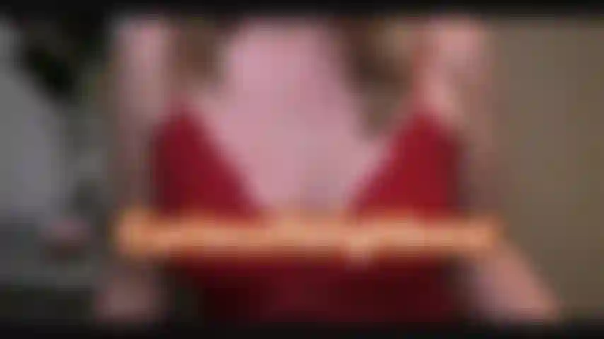 Massaggio con lozione in topless.