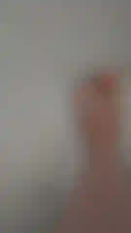Gioco nella vasca da bagno con le unghie dei piedi dipinte, feticismo del piede, gioco con i piedi.