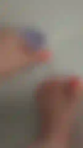 Mi rado i peli dell'alluce e lo rendo di nuovo liscio.