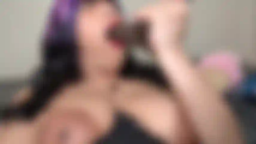 Milf gotica trafitta creme e sborrate su un grosso cazzo nero! Faccio deepthroat e gag sul tuo bbc da 8 pollici prima di riempirmi e fare un casino enorme! Mi assicuro di rimettermelo in gola, leccando fino all'ultimo pezzetto di crema dal tuo cazzo quando ho finito!