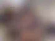 Una milf gotica con piercing si scopa un grosso cazzo. Guardami mostrare le mie enormi tette con piercing e le cosce spesse coperte di calze a rete. Guardami da vicino mentre sperono la mia piccola fica stretta con il mio giocattolo più grande e grosso!