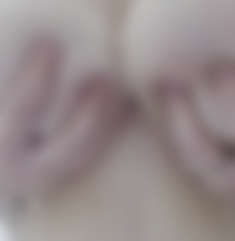 Strizzo il seno sotto la doccia.