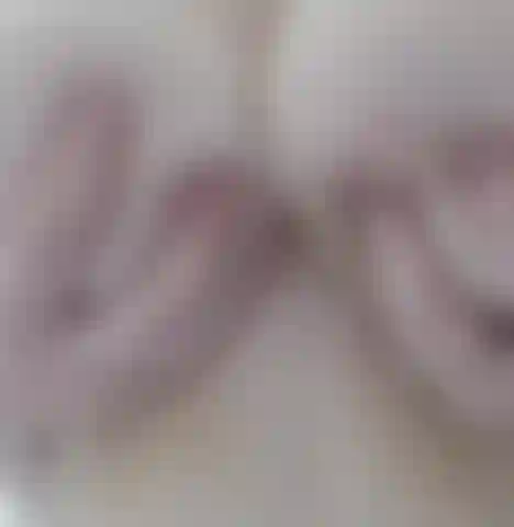 Strizzo il seno sotto la doccia.