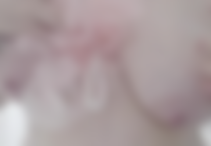 Mi lavo il seno sotto la doccia.