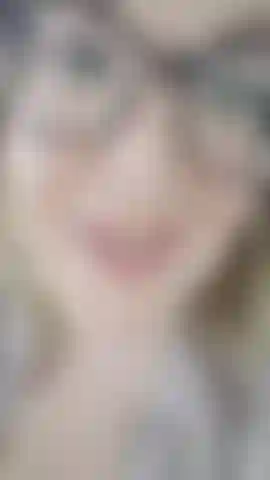 Ti parlo mentre mi lucido le labbra e ti mando un bacio.