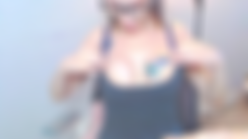 Tit_worship_clip_(spremitura_delle_tette_da_vicino).