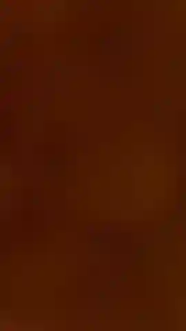 Che si fa una sega accanto alla moglie mentre dorme.