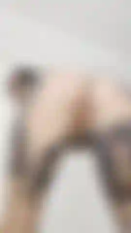 Nuda, accovacciata con la webcam sotto. Punto di vista super hot.