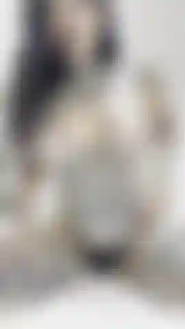 Con seni oliati e rimbalzanti.