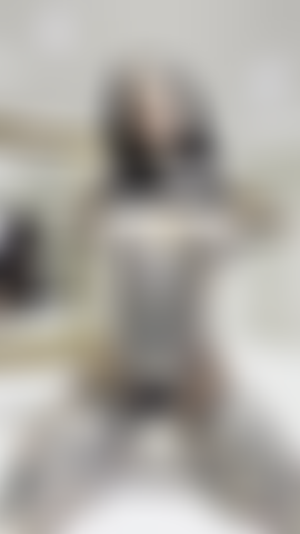 Mi faccio spogliarello, sbavo e faccio un pompino con un dildo enorme e una sega con le tette.