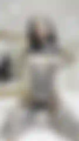 Mi faccio spogliarello, sbavo e faccio un pompino con un dildo enorme e una sega con le tette.