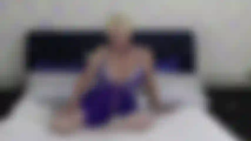 Che ti parla mentre gioca con il dildo come se tu fossi lì.