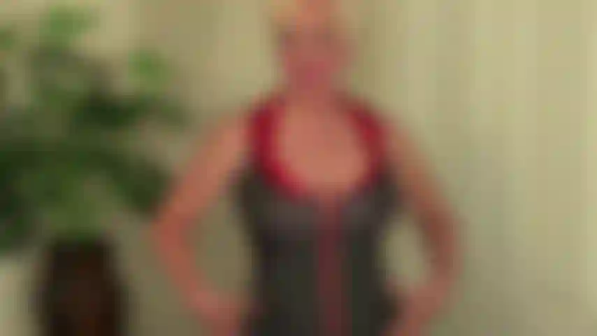 Mi sposto in abito da baseball, poi gioco con il dildo e vengo, parlo sporco.