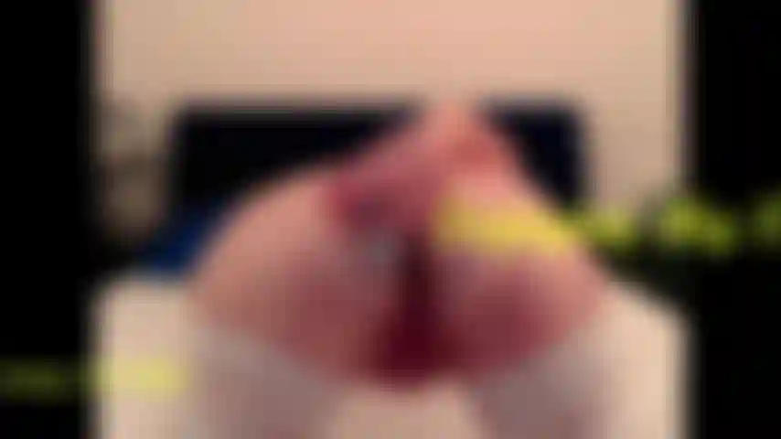 Mi godo il mio plug anale, ti parlo mentre ti mostro quanto mi piace essere scopata due volte. Inserisco il plug anale e poi il dildo bianco nella mia figa bagnata.