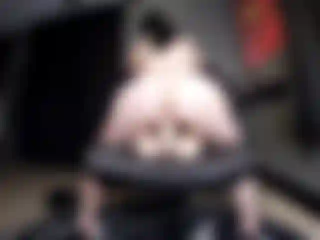 In sella a una sedia da ufficio.