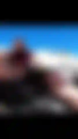 Pompino in spiaggia con trattamento viso.