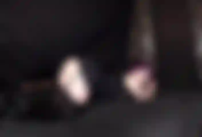 Seduzione con plug anale ingioiellato.