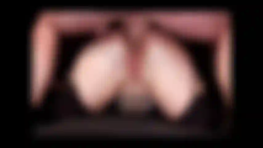 Primo piano anale con sborrata nella figa.