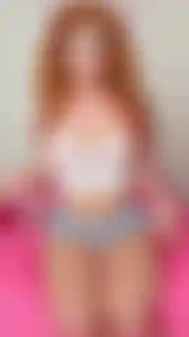 Uso un dildo grande quanto il mio braccio sulla mia figa stretta e piccola.