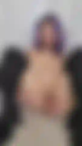 Stivali alti col tacco alto e gioco con il dildo.