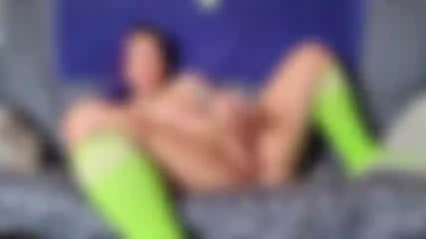 Gioco di dildo con calzini alti.