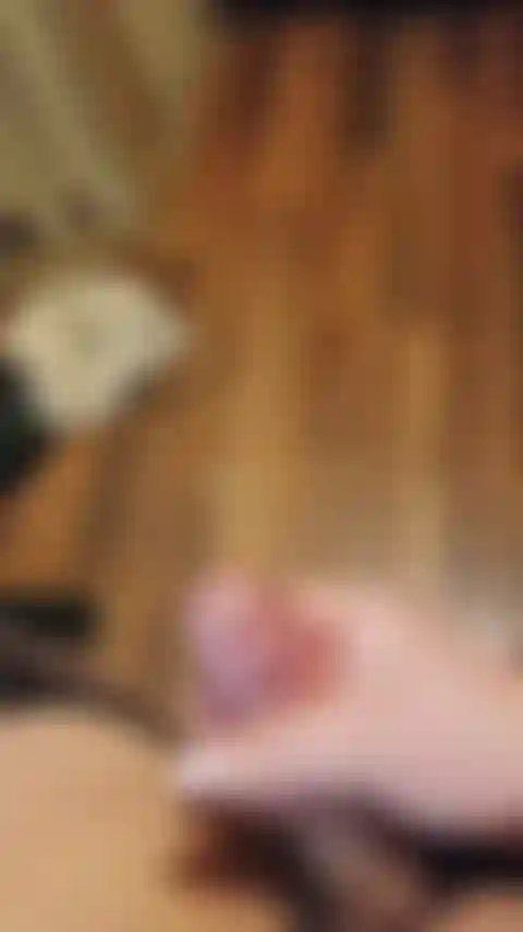 Eiaculazione #1. Bassissima e dolce: una gran sborrata mentre ti dico di leccarla. Breve video, ma grande carico.