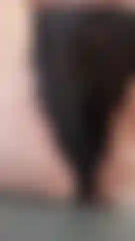 Lo sperma gocciola attraverso il mio perizoma.