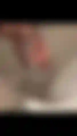 Guardami mentre mi lavo i piedi sporchi sotto la doccia.