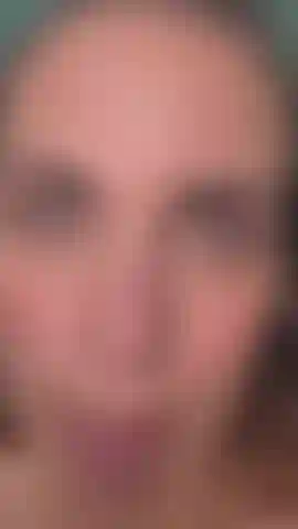 Vieni a essere ipnotizzato dai miei bellissimi occhi.